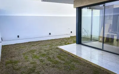 Pinsapo Garden lleva a cabo la instalación de un césped natural en una vivienda unifamiliar.