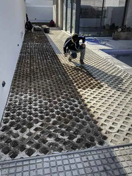 trabajodores-jardineros-pinsapo-garden-trabajan-instalacion-cesped-natural